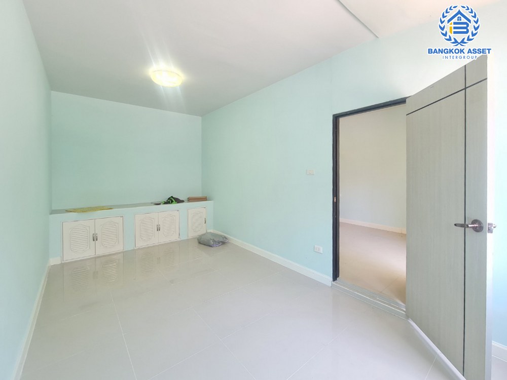 *****ทาวน์เฮ้าส์มือสอง โครงการ อารียา เดอะคัลเลอร์พรีเมียม ลาดปลาเค้า หลังมุม เนื้อที่มากถึง 16.40 ตร.ว. ฟังก์ชัน 4 ห้องนอน 2 ห้องน้ำ 1 ที่จอดรถ ตัวบ้านสภาพดีมาก พร้อมเข้าอยู่ บนทำเลเดินทางสะดวก เชื่อมต่อถนนลาดปลาเค้า ถนนพหลโยธิน ใกล้รถไฟฟ้าสายสีเขียว "สถานีบางบัว" และทางด่วน "เอกมัย-รามอินทรา"