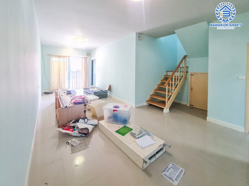 *****ทาวน์เฮ้าส์มือสอง โครงการ อารียา เดอะคัลเลอร์พรีเมียม ลาดปลาเค้า หลังมุม เนื้อที่มากถึง 16.40 ตร.ว. ฟังก์ชัน 4 ห้องนอน 2 ห้องน้ำ 1 ที่จอดรถ ตัวบ้านสภาพดีมาก พร้อมเข้าอยู่ บนทำเลเดินทางสะดวก เชื่อมต่อถนนลาดปลาเค้า ถนนพหลโยธิน ใกล้รถไฟฟ้าสายสีเขียว "สถานีบางบัว" และทางด่วน "เอกมัย-รามอินทรา"