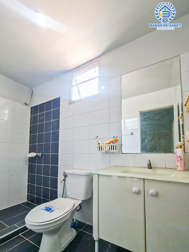 *****ทาวน์เฮ้าส์มือสอง โครงการ อารียา เดอะคัลเลอร์พรีเมียม ลาดปลาเค้า หลังมุม เนื้อที่มากถึง 16.40 ตร.ว. ฟังก์ชัน 4 ห้องนอน 2 ห้องน้ำ 1 ที่จอดรถ ตัวบ้านสภาพดีมาก พร้อมเข้าอยู่ บนทำเลเดินทางสะดวก เชื่อมต่อถนนลาดปลาเค้า ถนนพหลโยธิน ใกล้รถไฟฟ้าสายสีเขียว "สถานีบางบัว" และทางด่วน "เอกมัย-รามอินทรา"