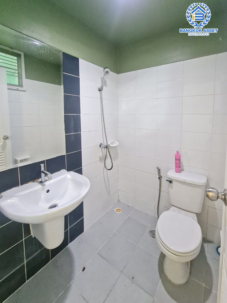 *****ทาวน์เฮ้าส์มือสอง โครงการ อารียา เดอะคัลเลอร์พรีเมียม ลาดปลาเค้า หลังมุม เนื้อที่มากถึง 16.40 ตร.ว. ฟังก์ชัน 4 ห้องนอน 2 ห้องน้ำ 1 ที่จอดรถ ตัวบ้านสภาพดีมาก พร้อมเข้าอยู่ บนทำเลเดินทางสะดวก เชื่อมต่อถนนลาดปลาเค้า ถนนพหลโยธิน ใกล้รถไฟฟ้าสายสีเขียว "สถานีบางบัว" และทางด่วน "เอกมัย-รามอินทรา"