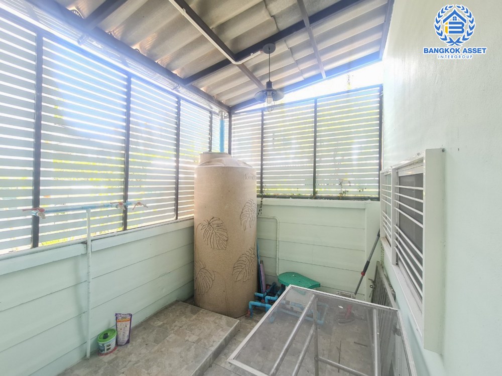 *****ทาวน์เฮ้าส์มือสอง โครงการ อารียา เดอะคัลเลอร์พรีเมียม ลาดปลาเค้า หลังมุม เนื้อที่มากถึง 16.40 ตร.ว. ฟังก์ชัน 4 ห้องนอน 2 ห้องน้ำ 1 ที่จอดรถ ตัวบ้านสภาพดีมาก พร้อมเข้าอยู่ บนทำเลเดินทางสะดวก เชื่อมต่อถนนลาดปลาเค้า ถนนพหลโยธิน ใกล้รถไฟฟ้าสายสีเขียว "สถานีบางบัว" และทางด่วน "เอกมัย-รามอินทรา"