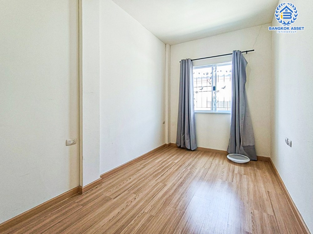 *****ทาวน์เฮ้าส์มือสอง โครงการ ลุมพินีทาวน์วิลล์ แจ้งวัฒนะ-ติวานนท์ เนื้อที่ 17.60 ตร.ว. ฟังก์ชัน 4 ห้องนอน 2 ห้องน้ำ 2 ที่จอดรถ บนทำเลแห่งความสะดวกสบาย ใกล้เซ็นทรัลแจ้งวัฒนะ เดินทางง่ายด้วยรถไฟฟ้าสายสีชมพู "สถานีแจ้งวัฒนะ-ปากเกร็ด28" และจุดขึ้นทางด่วน "แจ้งวัฒนะ"