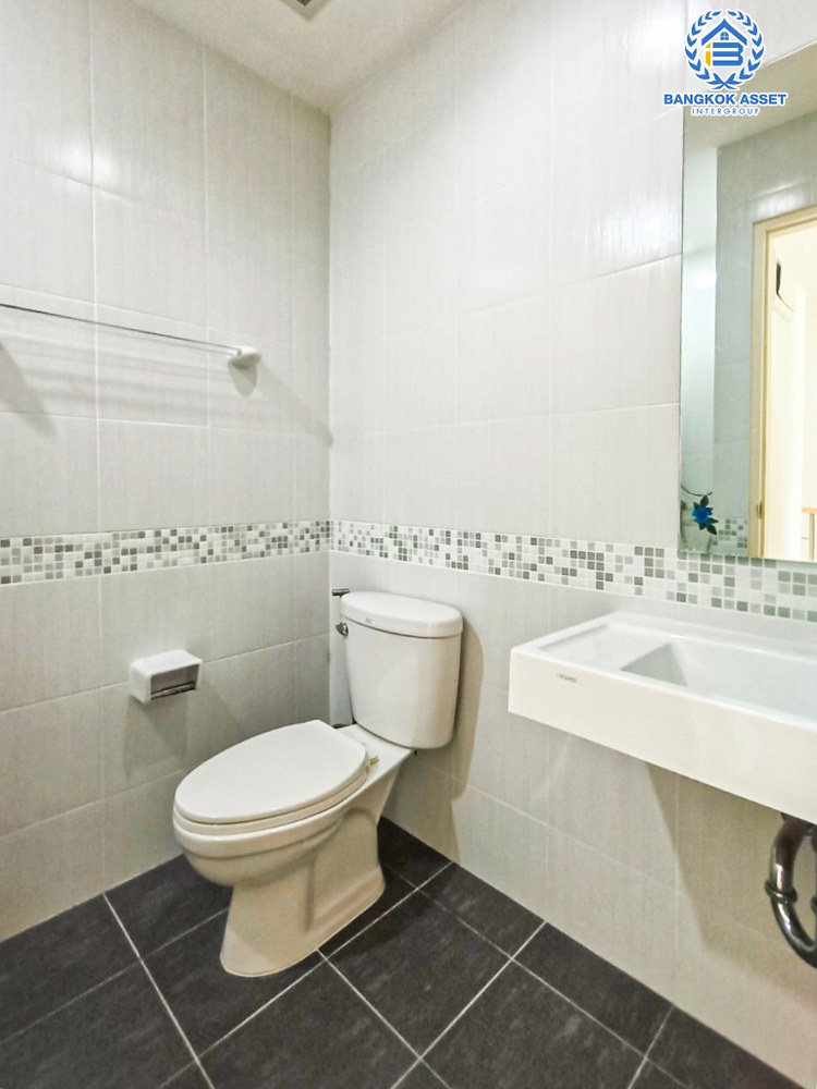 *****ทาวน์เฮ้าส์มือสอง โครงการ ลุมพินีทาวน์วิลล์ แจ้งวัฒนะ-ติวานนท์ เนื้อที่ 17.60 ตร.ว. ฟังก์ชัน 4 ห้องนอน 2 ห้องน้ำ 2 ที่จอดรถ บนทำเลแห่งความสะดวกสบาย ใกล้เซ็นทรัลแจ้งวัฒนะ เดินทางง่ายด้วยรถไฟฟ้าสายสีชมพู "สถานีแจ้งวัฒนะ-ปากเกร็ด28" และจุดขึ้นทางด่วน "แจ้งวัฒนะ"