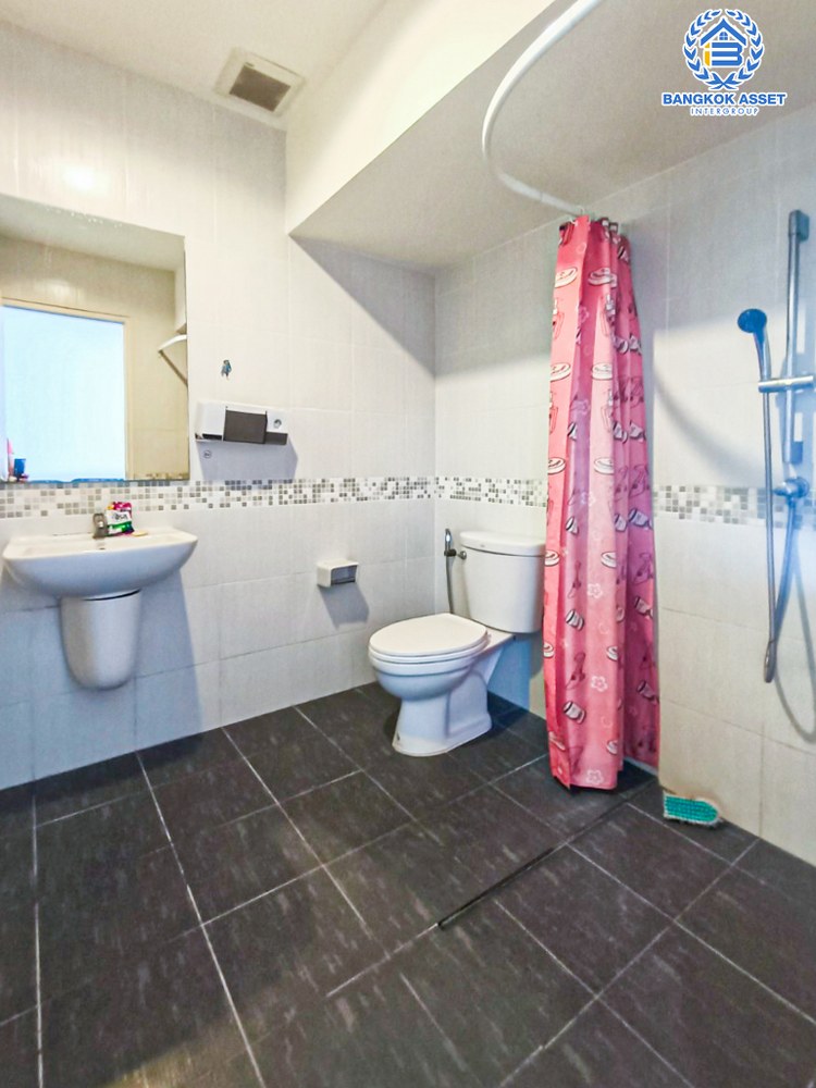 *****ทาวน์เฮ้าส์มือสอง โครงการ ลุมพินีทาวน์วิลล์ แจ้งวัฒนะ-ติวานนท์ เนื้อที่ 17.60 ตร.ว. ฟังก์ชัน 4 ห้องนอน 2 ห้องน้ำ 2 ที่จอดรถ บนทำเลแห่งความสะดวกสบาย ใกล้เซ็นทรัลแจ้งวัฒนะ เดินทางง่ายด้วยรถไฟฟ้าสายสีชมพู "สถานีแจ้งวัฒนะ-ปากเกร็ด28" และจุดขึ้นทางด่วน "แจ้งวัฒนะ"