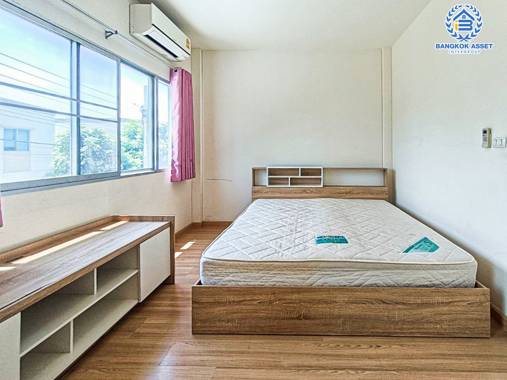 *****ทาวน์เฮ้าส์มือสอง โครงการ ลุมพินีทาวน์วิลล์ แจ้งวัฒนะ-ติวานนท์ เนื้อที่ 17.60 ตร.ว. ฟังก์ชัน 4 ห้องนอน 2 ห้องน้ำ 2 ที่จอดรถ บนทำเลแห่งความสะดวกสบาย ใกล้เซ็นทรัลแจ้งวัฒนะ เดินทางง่ายด้วยรถไฟฟ้าสายสีชมพู "สถานีแจ้งวัฒนะ-ปากเกร็ด28" และจุดขึ้นทางด่วน "แจ้งวัฒนะ"