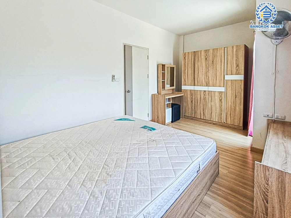 *****ทาวน์เฮ้าส์มือสอง โครงการ ลุมพินีทาวน์วิลล์ แจ้งวัฒนะ-ติวานนท์ เนื้อที่ 17.60 ตร.ว. ฟังก์ชัน 4 ห้องนอน 2 ห้องน้ำ 2 ที่จอดรถ บนทำเลแห่งความสะดวกสบาย ใกล้เซ็นทรัลแจ้งวัฒนะ เดินทางง่ายด้วยรถไฟฟ้าสายสีชมพู "สถานีแจ้งวัฒนะ-ปากเกร็ด28" และจุดขึ้นทางด่วน "แจ้งวัฒนะ"