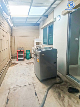 *****ทาวน์เฮ้าส์มือสอง โครงการ ลุมพินีทาวน์วิลล์ แจ้งวัฒนะ-ติวานนท์ เนื้อที่ 17.60 ตร.ว. ฟังก์ชัน 4 ห้องนอน 2 ห้องน้ำ 2 ที่จอดรถ บนทำเลแห่งความสะดวกสบาย ใกล้เซ็นทรัลแจ้งวัฒนะ เดินทางง่ายด้วยรถไฟฟ้าสายสีชมพู "สถานีแจ้งวัฒนะ-ปากเกร็ด28" และจุดขึ้นทางด่วน "แจ้งวัฒนะ"