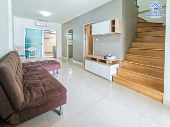 *****ทาวน์เฮ้าส์มือสอง โครงการ ลุมพินีทาวน์วิลล์ แจ้งวัฒนะ-ติวานนท์ เนื้อที่ 17.60 ตร.ว. ฟังก์ชัน 4 ห้องนอน 2 ห้องน้ำ 2 ที่จอดรถ บนทำเลแห่งความสะดวกสบาย ใกล้เซ็นทรัลแจ้งวัฒนะ เดินทางง่ายด้วยรถไฟฟ้าสายสีชมพู "สถานีแจ้งวัฒนะ-ปากเกร็ด28" และจุดขึ้นทางด่วน "แจ้งวัฒนะ"