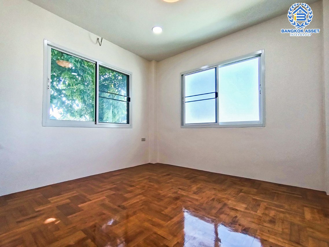 *****บ้านเดี่ยวมือสองนนทบุรี โครงการ ลัดดารมย์ ปิ่นเกล้า เนื้อที่กว้างมากเกือบ 58 ตร.ว. ฟังก์ชัน 3 ห้องนอน 3 ห้องน้ำ 2 ที่จอดรถ บ้านพร้อมอยู่ บนทำเลแห่งการเดินทาง เชื่อมต่อถนนกาญจนาภิเษก ใกล้วงเวียนพระราม5, รถไฟฟ้า "สถานีตลาดบางใหญ่" และทางด่วน "กาญจนาภิเษก"