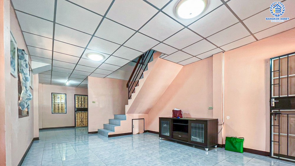 *****ทาวน์เฮ้าส์มือสอง โครงการ สมชายพัฒนา บางกรวย-ไทรน้อย เนื้อที่ 22 ตร.ว. ฟังก์ชัน 2 ห้องนอน 2 ห้องน้ำ 1 ที่จอดรถ บ้านสภาพดี มีพื้นที่ข้างบ้านค่อนข้างกว้าง บนทำเลดี สามารถเดินทางเข้า-ออกในเมืองได้สะดวก เชื่อมต่อถนนบางกรวย-ไทรน้อย ถนนนครอินทร์ ถนนพิบูลสงคราม จองเลย!