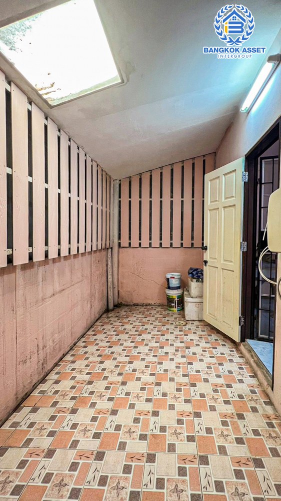 *****ทาวน์เฮ้าส์มือสอง โครงการ สมชายพัฒนา บางกรวย-ไทรน้อย เนื้อที่ 22 ตร.ว. ฟังก์ชัน 2 ห้องนอน 2 ห้องน้ำ 1 ที่จอดรถ บ้านสภาพดี มีพื้นที่ข้างบ้านค่อนข้างกว้าง บนทำเลดี สามารถเดินทางเข้า-ออกในเมืองได้สะดวก เชื่อมต่อถนนบางกรวย-ไทรน้อย ถนนนครอินทร์ ถนนพิบูลสงคราม จองเลย!