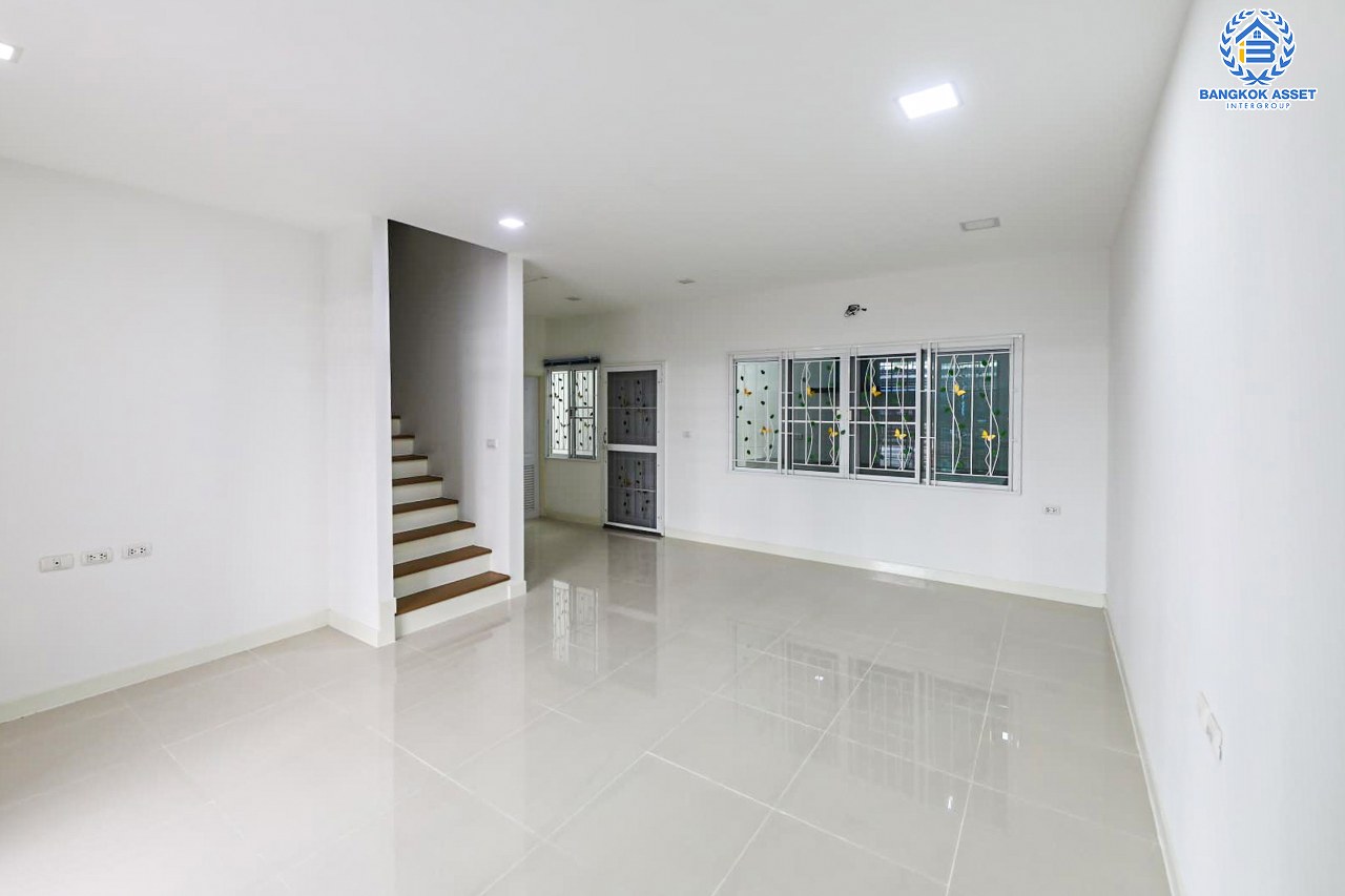 *****ทาวน์เฮ้าส์มือสองนนทบุรี โครงการ นิรันดร์ วิลล์ กาญจนาภิเษก-นครอินทร์ เนื้อที่กว้าง 21.3 ตร.ว. ฟังก์ชัน 3 ห้องนอน 2 ห้องน้ำ 1 ที่จอดรถ บ้านปรับปรุงใหม่สภาพดี พร้อมหิ้วกระเป๋าเข้าอยู่ บนทำเลเยี่ยม เชื่อมต่อถนนกาญจนาภิเษก ใกล้รถไฟฟ้าสายสีม่วง "สถานีสามแยกบางใหญ่" และทางด่วน "ศรีรัช"