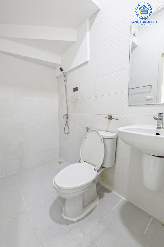 *****ทาวน์เฮ้าส์มือสองนนทบุรี โครงการ นิรันดร์ วิลล์ กาญจนาภิเษก-นครอินทร์ เนื้อที่กว้าง 21.3 ตร.ว. ฟังก์ชัน 3 ห้องนอน 2 ห้องน้ำ 1 ที่จอดรถ บ้านปรับปรุงใหม่สภาพดี พร้อมหิ้วกระเป๋าเข้าอยู่ บนทำเลเยี่ยม เชื่อมต่อถนนกาญจนาภิเษก ใกล้รถไฟฟ้าสายสีม่วง "สถานีสามแยกบางใหญ่" และทางด่วน "ศรีรัช"