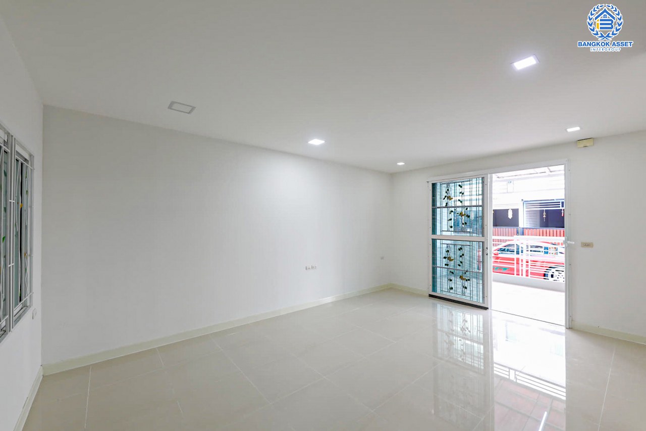 *****ทาวน์เฮ้าส์มือสองนนทบุรี โครงการ นิรันดร์ วิลล์ กาญจนาภิเษก-นครอินทร์ เนื้อที่กว้าง 21.3 ตร.ว. ฟังก์ชัน 3 ห้องนอน 2 ห้องน้ำ 1 ที่จอดรถ บ้านปรับปรุงใหม่สภาพดี พร้อมหิ้วกระเป๋าเข้าอยู่ บนทำเลเยี่ยม เชื่อมต่อถนนกาญจนาภิเษก ใกล้รถไฟฟ้าสายสีม่วง "สถานีสามแยกบางใหญ่" และทางด่วน "ศรีรัช"