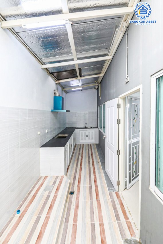 *****ทาวน์เฮ้าส์มือสองนนทบุรี โครงการ นิรันดร์ วิลล์ กาญจนาภิเษก-นครอินทร์ เนื้อที่กว้าง 21.3 ตร.ว. ฟังก์ชัน 3 ห้องนอน 2 ห้องน้ำ 1 ที่จอดรถ บ้านปรับปรุงใหม่สภาพดี พร้อมหิ้วกระเป๋าเข้าอยู่ บนทำเลเยี่ยม เชื่อมต่อถนนกาญจนาภิเษก ใกล้รถไฟฟ้าสายสีม่วง "สถานีสามแยกบางใหญ่" และทางด่วน "ศรีรัช"