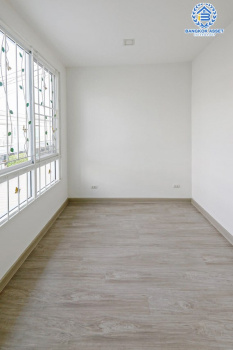 *****ทาวน์เฮ้าส์มือสองนนทบุรี โครงการ นิรันดร์ วิลล์ กาญจนาภิเษก-นครอินทร์ เนื้อที่กว้าง 21.3 ตร.ว. ฟังก์ชัน 3 ห้องนอน 2 ห้องน้ำ 1 ที่จอดรถ บ้านปรับปรุงใหม่สภาพดี พร้อมหิ้วกระเป๋าเข้าอยู่ บนทำเลเยี่ยม เชื่อมต่อถนนกาญจนาภิเษก ใกล้รถไฟฟ้าสายสีม่วง "สถานีสามแยกบางใหญ่" และทางด่วน "ศรีรัช"