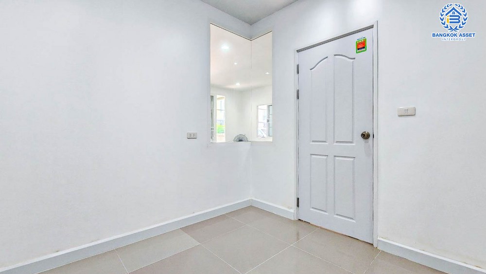 *****บ้านแฝดมือสอง โครงการ โกลเด้นนีโอ2 พระราม2 เนื้อที่ 29 ตร.ว. ฟังก์ชัน 4 ห้องนอน 3 ห้องน้ำ 2 ที่จอดรถ บ้านใหม่เจ้าของเดิมไม่เคยเข้าอยู่ มีความเป็นส่วนตัวหลังบ้านไม่ชนใคร ร่มรื่นติดพื้นที่สวนส่วนกลาง บนทำเลเดินทางสะดวก เชื่อมต่อถนนพระราม 2 ถนนกาญจนาภิเษก