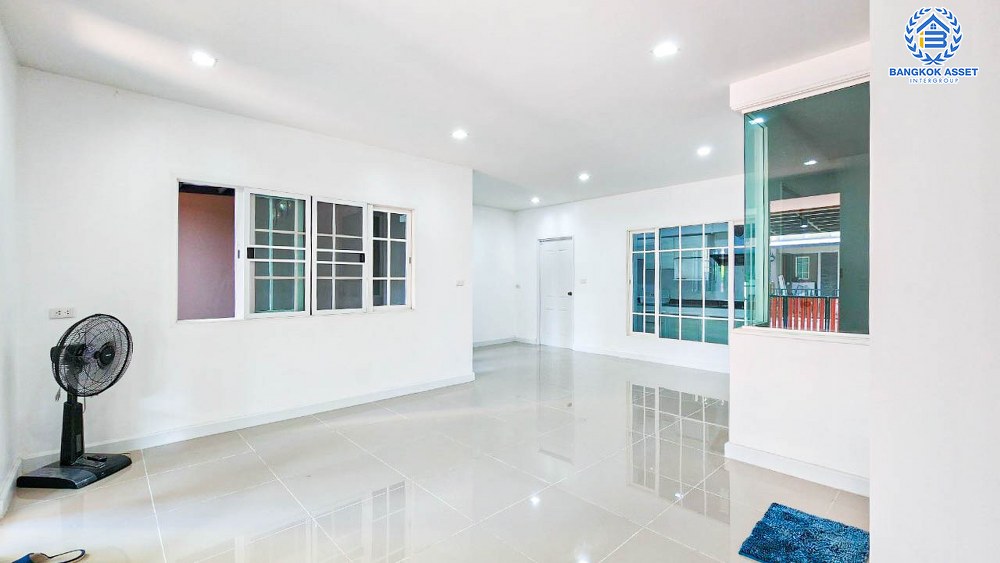 *****บ้านแฝดมือสอง โครงการ โกลเด้นนีโอ2 พระราม2 เนื้อที่ 29 ตร.ว. ฟังก์ชัน 4 ห้องนอน 3 ห้องน้ำ 2 ที่จอดรถ บ้านใหม่เจ้าของเดิมไม่เคยเข้าอยู่ มีความเป็นส่วนตัวหลังบ้านไม่ชนใคร ร่มรื่นติดพื้นที่สวนส่วนกลาง บนทำเลเดินทางสะดวก เชื่อมต่อถนนพระราม 2 ถนนกาญจนาภิเษก