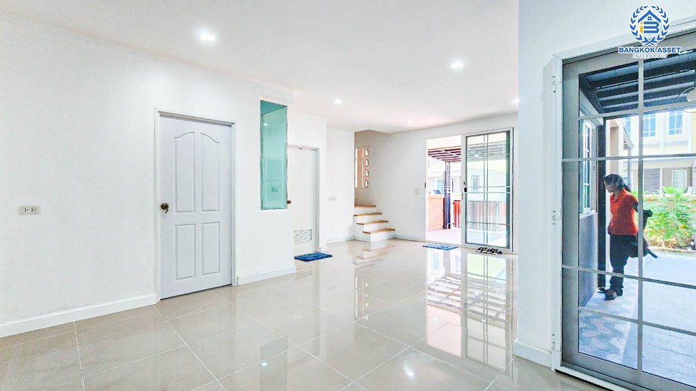 *****บ้านแฝดมือสอง โครงการ โกลเด้นนีโอ2 พระราม2 เนื้อที่ 29 ตร.ว. ฟังก์ชัน 4 ห้องนอน 3 ห้องน้ำ 2 ที่จอดรถ บ้านใหม่เจ้าของเดิมไม่เคยเข้าอยู่ มีความเป็นส่วนตัวหลังบ้านไม่ชนใคร ร่มรื่นติดพื้นที่สวนส่วนกลาง บนทำเลเดินทางสะดวก เชื่อมต่อถนนพระราม 2 ถนนกาญจนาภิเษก