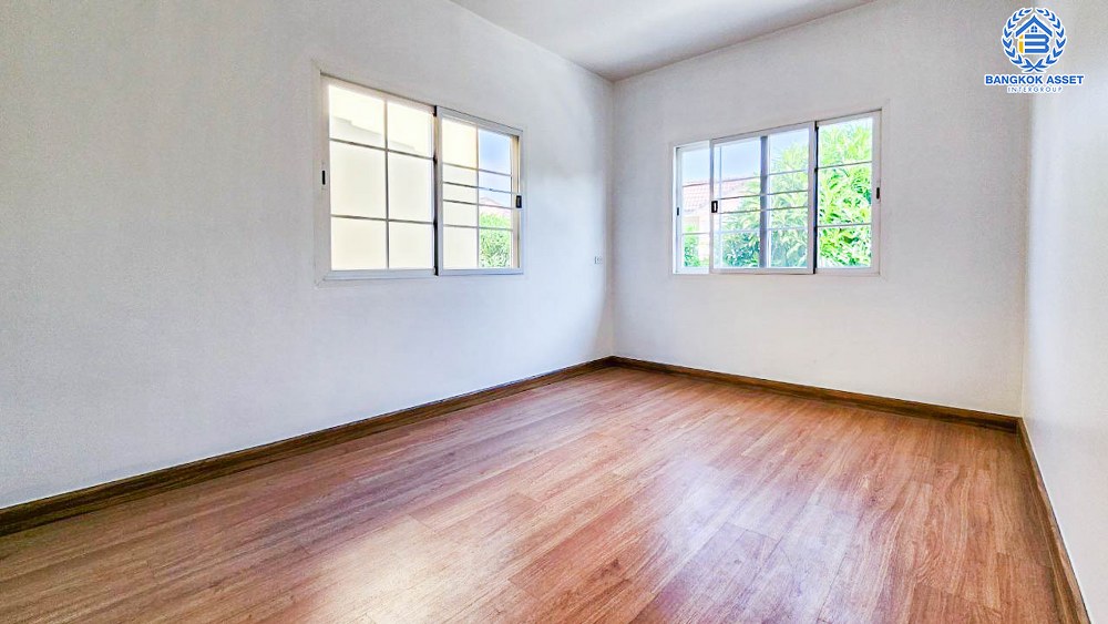 *****บ้านแฝดมือสอง โครงการ โกลเด้นนีโอ2 พระราม2 เนื้อที่ 29 ตร.ว. ฟังก์ชัน 4 ห้องนอน 3 ห้องน้ำ 2 ที่จอดรถ บ้านใหม่เจ้าของเดิมไม่เคยเข้าอยู่ มีความเป็นส่วนตัวหลังบ้านไม่ชนใคร ร่มรื่นติดพื้นที่สวนส่วนกลาง บนทำเลเดินทางสะดวก เชื่อมต่อถนนพระราม 2 ถนนกาญจนาภิเษก