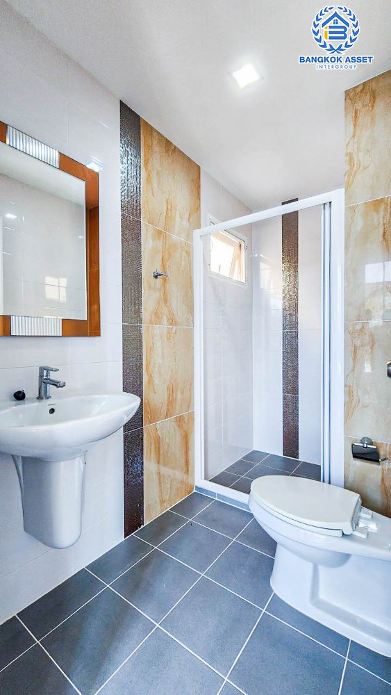 *****บ้านแฝดมือสอง โครงการ โกลเด้นนีโอ2 พระราม2 เนื้อที่ 29 ตร.ว. ฟังก์ชัน 4 ห้องนอน 3 ห้องน้ำ 2 ที่จอดรถ บ้านใหม่เจ้าของเดิมไม่เคยเข้าอยู่ มีความเป็นส่วนตัวหลังบ้านไม่ชนใคร ร่มรื่นติดพื้นที่สวนส่วนกลาง บนทำเลเดินทางสะดวก เชื่อมต่อถนนพระราม 2 ถนนกาญจนาภิเษก