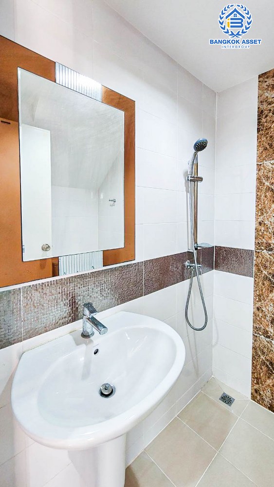 *****บ้านแฝดมือสอง โครงการ โกลเด้นนีโอ2 พระราม2 เนื้อที่ 29 ตร.ว. ฟังก์ชัน 4 ห้องนอน 3 ห้องน้ำ 2 ที่จอดรถ บ้านใหม่เจ้าของเดิมไม่เคยเข้าอยู่ มีความเป็นส่วนตัวหลังบ้านไม่ชนใคร ร่มรื่นติดพื้นที่สวนส่วนกลาง บนทำเลเดินทางสะดวก เชื่อมต่อถนนพระราม 2 ถนนกาญจนาภิเษก