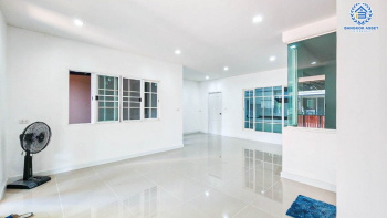 *****บ้านแฝดมือสอง โครงการ โกลเด้นนีโอ2 พระราม2 เนื้อที่ 29 ตร.ว. ฟังก์ชัน 4 ห้องนอน 3 ห้องน้ำ 2 ที่จอดรถ บ้านใหม่เจ้าของเดิมไม่เคยเข้าอยู่ มีความเป็นส่วนตัวหลังบ้านไม่ชนใคร ร่มรื่นติดพื้นที่สวนส่วนกลาง บนทำเลเดินทางสะดวก เชื่อมต่อถนนพระราม 2 ถนนกาญจนาภิเษก