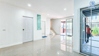 *****บ้านแฝดมือสอง โครงการ โกลเด้นนีโอ2 พระราม2 เนื้อที่ 29 ตร.ว. ฟังก์ชัน 4 ห้องนอน 3 ห้องน้ำ 2 ที่จอดรถ บ้านใหม่เจ้าของเดิมไม่เคยเข้าอยู่ มีความเป็นส่วนตัวหลังบ้านไม่ชนใคร ร่มรื่นติดพื้นที่สวนส่วนกลาง บนทำเลเดินทางสะดวก เชื่อมต่อถนนพระราม 2 ถนนกาญจนาภิเษก