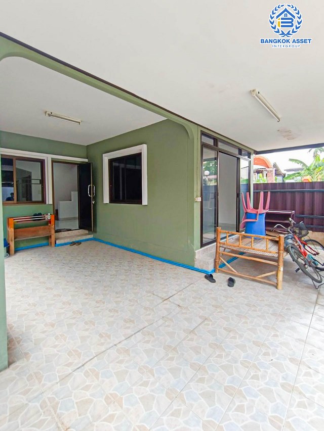 *****บ้านแฝดมือสองปทุมธานี หมู่บ้าน ซอยรังสิต-นครนายก33 รังสิต-นครนายก เนื้อที่กว้างมากถึง 35 ตร.ว. ฟังก์ชัน 5 ห้องนอน 2 ห้องน้ำ 1 ที่จอดรถ ติดตลาด แถมฟรี! ปั๊มน้ำพร้อมแทงค์น้ำ บนทำเลเข้าเมืองสะดวก เชื่อมต่อถนนรังสิต-นครนายก, ถนนพหลโยธิน ใกล้รถไฟฟ้าสายสีแดง "สถานีรังสิต" และทางด่วน "ดอนเมืองโทลเวย์"