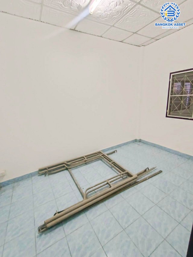 *****บ้านแฝดมือสองปทุมธานี หมู่บ้าน ซอยรังสิต-นครนายก33 รังสิต-นครนายก เนื้อที่กว้างมากถึง 35 ตร.ว. ฟังก์ชัน 5 ห้องนอน 2 ห้องน้ำ 1 ที่จอดรถ ติดตลาด แถมฟรี! ปั๊มน้ำพร้อมแทงค์น้ำ บนทำเลเข้าเมืองสะดวก เชื่อมต่อถนนรังสิต-นครนายก, ถนนพหลโยธิน ใกล้รถไฟฟ้าสายสีแดง "สถานีรังสิต" และทางด่วน "ดอนเมืองโทลเวย์"