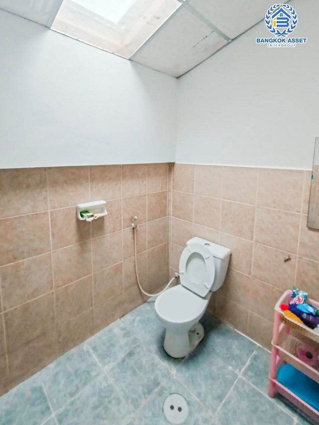 *****บ้านแฝดมือสองปทุมธานี หมู่บ้าน ซอยรังสิต-นครนายก33 รังสิต-นครนายก เนื้อที่กว้างมากถึง 35 ตร.ว. ฟังก์ชัน 5 ห้องนอน 2 ห้องน้ำ 1 ที่จอดรถ ติดตลาด แถมฟรี! ปั๊มน้ำพร้อมแทงค์น้ำ บนทำเลเข้าเมืองสะดวก เชื่อมต่อถนนรังสิต-นครนายก, ถนนพหลโยธิน ใกล้รถไฟฟ้าสายสีแดง "สถานีรังสิต" และทางด่วน "ดอนเมืองโทลเวย์"