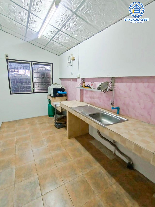 *****บ้านแฝดมือสองปทุมธานี หมู่บ้าน ซอยรังสิต-นครนายก33 รังสิต-นครนายก เนื้อที่กว้างมากถึง 35 ตร.ว. ฟังก์ชัน 5 ห้องนอน 2 ห้องน้ำ 1 ที่จอดรถ ติดตลาด แถมฟรี! ปั๊มน้ำพร้อมแทงค์น้ำ บนทำเลเข้าเมืองสะดวก เชื่อมต่อถนนรังสิต-นครนายก, ถนนพหลโยธิน ใกล้รถไฟฟ้าสายสีแดง "สถานีรังสิต" และทางด่วน "ดอนเมืองโทลเวย์"