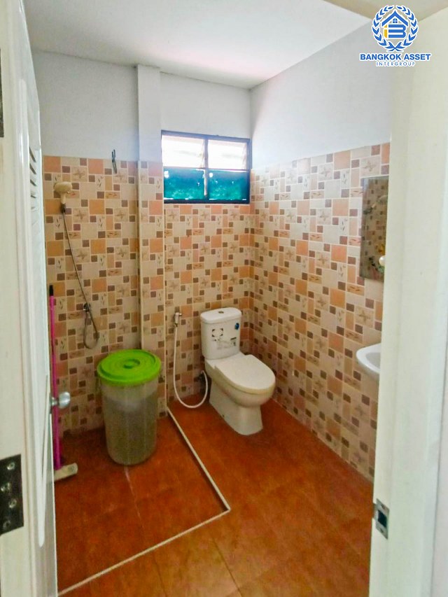 *****บ้านแฝดมือสองปทุมธานี หมู่บ้าน ซอยรังสิต-นครนายก33 รังสิต-นครนายก เนื้อที่กว้างมากถึง 35 ตร.ว. ฟังก์ชัน 5 ห้องนอน 2 ห้องน้ำ 1 ที่จอดรถ ติดตลาด แถมฟรี! ปั๊มน้ำพร้อมแทงค์น้ำ บนทำเลเข้าเมืองสะดวก เชื่อมต่อถนนรังสิต-นครนายก, ถนนพหลโยธิน ใกล้รถไฟฟ้าสายสีแดง "สถานีรังสิต" และทางด่วน "ดอนเมืองโทลเวย์"