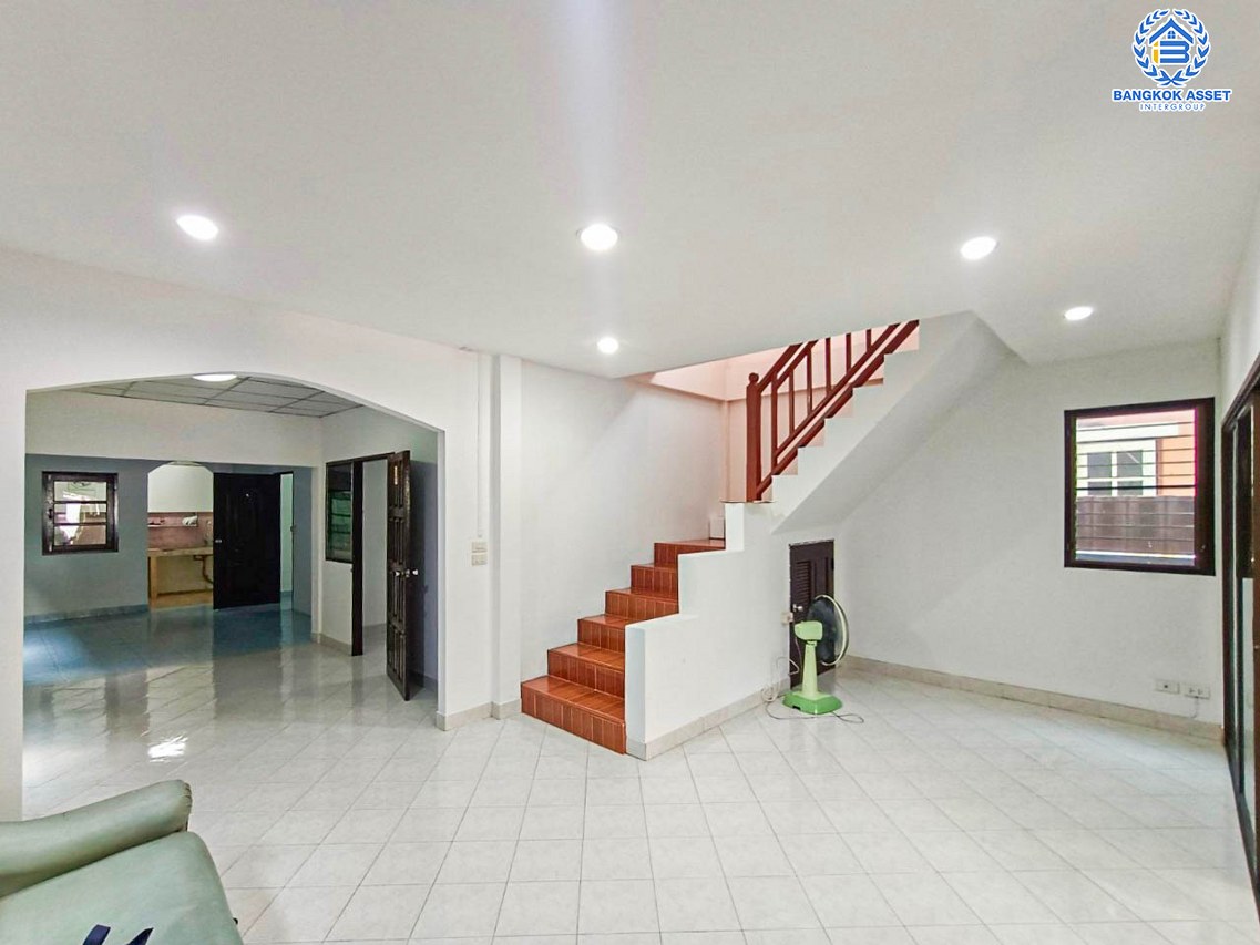 *****บ้านแฝดมือสองปทุมธานี หมู่บ้าน ซอยรังสิต-นครนายก33 รังสิต-นครนายก เนื้อที่กว้างมากถึง 35 ตร.ว. ฟังก์ชัน 5 ห้องนอน 2 ห้องน้ำ 1 ที่จอดรถ ติดตลาด แถมฟรี! ปั๊มน้ำพร้อมแทงค์น้ำ บนทำเลเข้าเมืองสะดวก เชื่อมต่อถนนรังสิต-นครนายก, ถนนพหลโยธิน ใกล้รถไฟฟ้าสายสีแดง "สถานีรังสิต" และทางด่วน "ดอนเมืองโทลเวย์"