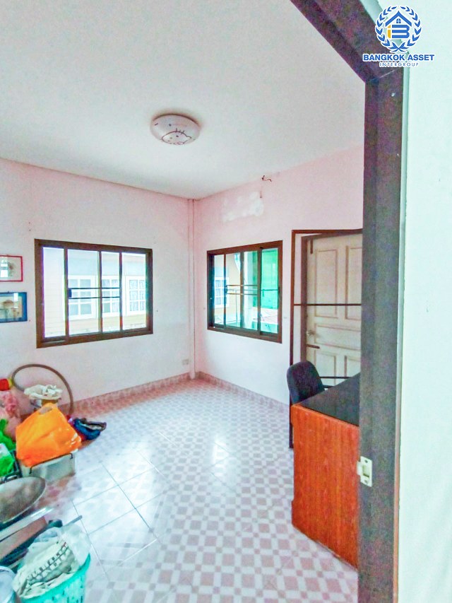 *****บ้านแฝดมือสองปทุมธานี หมู่บ้าน ซอยรังสิต-นครนายก33 รังสิต-นครนายก เนื้อที่กว้างมากถึง 35 ตร.ว. ฟังก์ชัน 5 ห้องนอน 2 ห้องน้ำ 1 ที่จอดรถ ติดตลาด แถมฟรี! ปั๊มน้ำพร้อมแทงค์น้ำ บนทำเลเข้าเมืองสะดวก เชื่อมต่อถนนรังสิต-นครนายก, ถนนพหลโยธิน ใกล้รถไฟฟ้าสายสีแดง "สถานีรังสิต" และทางด่วน "ดอนเมืองโทลเวย์"