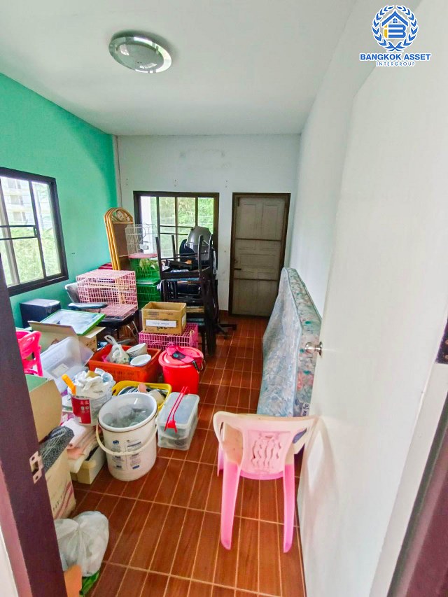 *****บ้านแฝดมือสองปทุมธานี หมู่บ้าน ซอยรังสิต-นครนายก33 รังสิต-นครนายก เนื้อที่กว้างมากถึง 35 ตร.ว. ฟังก์ชัน 5 ห้องนอน 2 ห้องน้ำ 1 ที่จอดรถ ติดตลาด แถมฟรี! ปั๊มน้ำพร้อมแทงค์น้ำ บนทำเลเข้าเมืองสะดวก เชื่อมต่อถนนรังสิต-นครนายก, ถนนพหลโยธิน ใกล้รถไฟฟ้าสายสีแดง "สถานีรังสิต" และทางด่วน "ดอนเมืองโทลเวย์"