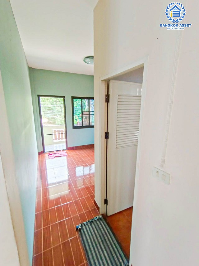 *****บ้านแฝดมือสองปทุมธานี หมู่บ้าน ซอยรังสิต-นครนายก33 รังสิต-นครนายก เนื้อที่กว้างมากถึง 35 ตร.ว. ฟังก์ชัน 5 ห้องนอน 2 ห้องน้ำ 1 ที่จอดรถ ติดตลาด แถมฟรี! ปั๊มน้ำพร้อมแทงค์น้ำ บนทำเลเข้าเมืองสะดวก เชื่อมต่อถนนรังสิต-นครนายก, ถนนพหลโยธิน ใกล้รถไฟฟ้าสายสีแดง "สถานีรังสิต" และทางด่วน "ดอนเมืองโทลเวย์"