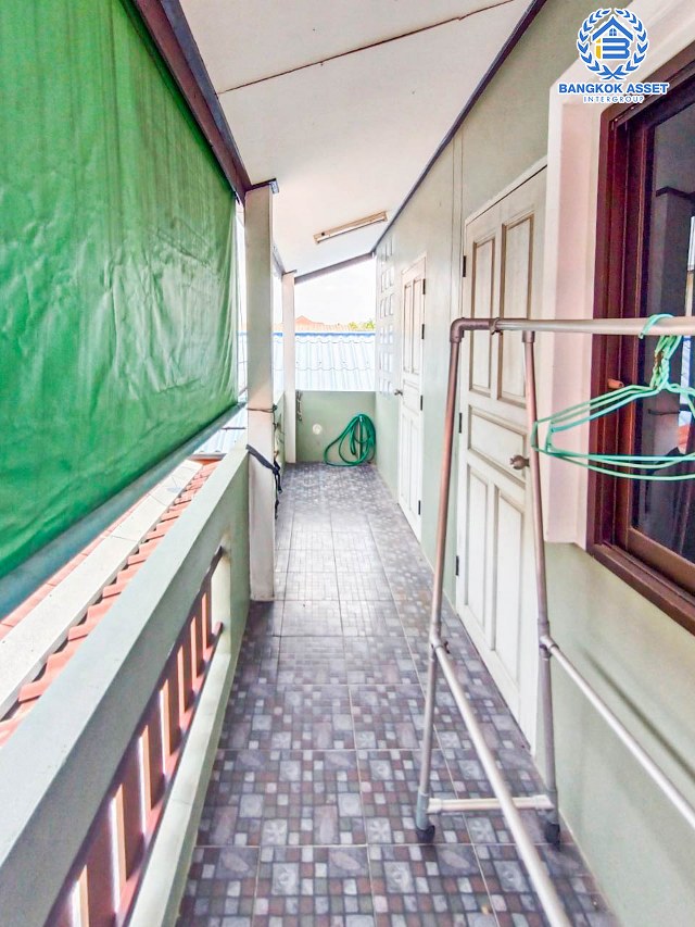 *****บ้านแฝดมือสองปทุมธานี หมู่บ้าน ซอยรังสิต-นครนายก33 รังสิต-นครนายก เนื้อที่กว้างมากถึง 35 ตร.ว. ฟังก์ชัน 5 ห้องนอน 2 ห้องน้ำ 1 ที่จอดรถ ติดตลาด แถมฟรี! ปั๊มน้ำพร้อมแทงค์น้ำ บนทำเลเข้าเมืองสะดวก เชื่อมต่อถนนรังสิต-นครนายก, ถนนพหลโยธิน ใกล้รถไฟฟ้าสายสีแดง "สถานีรังสิต" และทางด่วน "ดอนเมืองโทลเวย์"