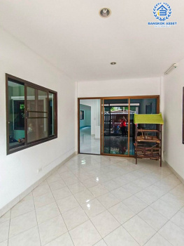 *****บ้านแฝดมือสองปทุมธานี หมู่บ้าน ซอยรังสิต-นครนายก33 รังสิต-นครนายก เนื้อที่กว้างมากถึง 35 ตร.ว. ฟังก์ชัน 5 ห้องนอน 2 ห้องน้ำ 1 ที่จอดรถ ติดตลาด แถมฟรี! ปั๊มน้ำพร้อมแทงค์น้ำ บนทำเลเข้าเมืองสะดวก เชื่อมต่อถนนรังสิต-นครนายก, ถนนพหลโยธิน ใกล้รถไฟฟ้าสายสีแดง "สถานีรังสิต" และทางด่วน "ดอนเมืองโทลเวย์"