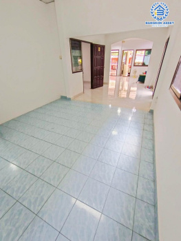 *****บ้านแฝดมือสองปทุมธานี หมู่บ้าน ซอยรังสิต-นครนายก33 รังสิต-นครนายก เนื้อที่กว้างมากถึง 35 ตร.ว. ฟังก์ชัน 5 ห้องนอน 2 ห้องน้ำ 1 ที่จอดรถ ติดตลาด แถมฟรี! ปั๊มน้ำพร้อมแทงค์น้ำ บนทำเลเข้าเมืองสะดวก เชื่อมต่อถนนรังสิต-นครนายก, ถนนพหลโยธิน ใกล้รถไฟฟ้าสายสีแดง "สถานีรังสิต" และทางด่วน "ดอนเมืองโทลเวย์"