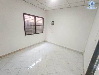 *****บ้านแฝดมือสองปทุมธานี หมู่บ้าน ซอยรังสิต-นครนายก33 รังสิต-นครนายก เนื้อที่กว้างมากถึง 35 ตร.ว. ฟังก์ชัน 5 ห้องนอน 2 ห้องน้ำ 1 ที่จอดรถ ติดตลาด แถมฟรี! ปั๊มน้ำพร้อมแทงค์น้ำ บนทำเลเข้าเมืองสะดวก เชื่อมต่อถนนรังสิต-นครนายก, ถนนพหลโยธิน ใกล้รถไฟฟ้าสายสีแดง "สถานีรังสิต" และทางด่วน "ดอนเมืองโทลเวย์"