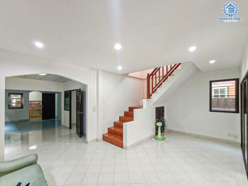 *****บ้านแฝดมือสองปทุมธานี หมู่บ้าน ซอยรังสิต-นครนายก33 รังสิต-นครนายก เนื้อที่กว้างมากถึง 35 ตร.ว. ฟังก์ชัน 5 ห้องนอน 2 ห้องน้ำ 1 ที่จอดรถ ติดตลาด แถมฟรี! ปั๊มน้ำพร้อมแทงค์น้ำ บนทำเลเข้าเมืองสะดวก เชื่อมต่อถนนรังสิต-นครนายก, ถนนพหลโยธิน ใกล้รถไฟฟ้าสายสีแดง "สถานีรังสิต" และทางด่วน "ดอนเมืองโทลเวย์"