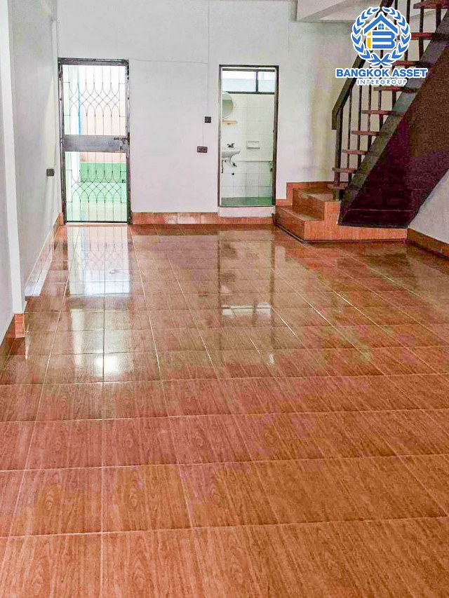 *****ทาวน์เฮ้าส์มือสองนนทบุรี หมู่บ้าน รัตนาธิเบศร์ ติดเซ็นทรัลเวสต์เกต เนื้อที่ 16 ตร.ว. ฟังก์ชัน 2 ห้องนอน 1 ห้องน้ำ 1 ที่จอดรถ บ้านสภาพพร้อมอยู่ บนทำเลศักยภาพ เชื่อมต่อถนนกาญจนาภิเษก, ถนนรัตนาธิเบศร์ เพียง 140 เมตรก็ถึงรถไฟฟ้าสายสีม่วง "สถานีตลาดบางใหญ่" จองเลย!