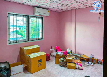 *****ทาวน์เฮ้าส์มือสองนนทบุรี หมู่บ้าน รัตนาธิเบศร์ ติดเซ็นทรัลเวสต์เกต เนื้อที่ 16 ตร.ว. ฟังก์ชัน 2 ห้องนอน 1 ห้องน้ำ 1 ที่จอดรถ บ้านสภาพพร้อมอยู่ บนทำเลศักยภาพ เชื่อมต่อถนนกาญจนาภิเษก, ถนนรัตนาธิเบศร์ เพียง 140 เมตรก็ถึงรถไฟฟ้าสายสีม่วง "สถานีตลาดบางใหญ่" จองเลย!