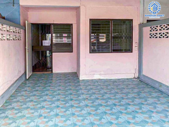 *****ทาวน์เฮ้าส์มือสองนนทบุรี หมู่บ้าน รัตนาธิเบศร์ ติดเซ็นทรัลเวสต์เกต เนื้อที่ 16 ตร.ว. ฟังก์ชัน 2 ห้องนอน 1 ห้องน้ำ 1 ที่จอดรถ บ้านสภาพพร้อมอยู่ บนทำเลศักยภาพ เชื่อมต่อถนนกาญจนาภิเษก, ถนนรัตนาธิเบศร์ เพียง 140 เมตรก็ถึงรถไฟฟ้าสายสีม่วง "สถานีตลาดบางใหญ่" จองเลย!