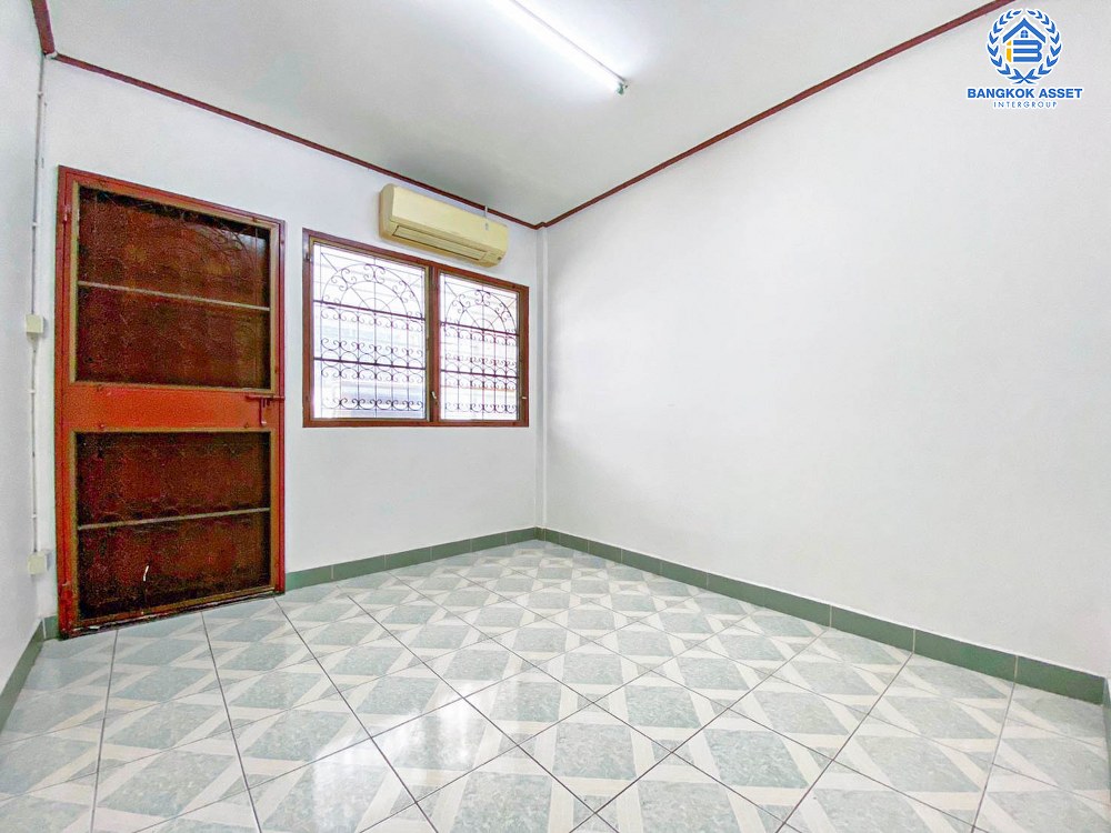 *****ทาวน์เฮ้าส์มือสอง โครงการ เมืองทองธานี โครงการ5 ติวานนท์ เนื้อที่ 30 ตร.ว. ฟังก์ชัน 4 ห้องนอน 2 ห้องน้ำ 2 ที่จอดรถ ภายในสภาพดี แถมฟรี! เครื่องปรับอากาศ บนทำเลดี เชื่อมต่อถนนแจ้งวัฒนะ ถนนติวานนท์ ใกล้รถไฟฟ้าสายสีชมพู(ส่วนต่อขยาย) "สถานีเมืองทองธานี" และจุดขึ้นทางด่วน "แจ้งวัฒนะ"