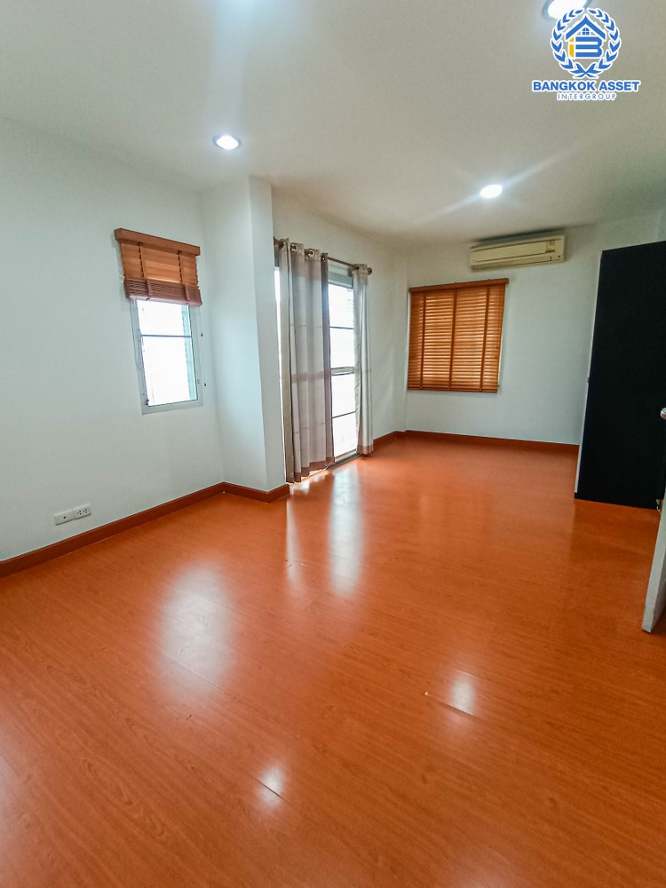 *****บ้านแฝดมือสอง โครงการ ลภาวัน19 ราชพฤกษ์ เนื้อที่ 36.70 ตร.ว. ฟังก์ชันครบ 4 ห้องนอน 2 ห้องน้ำ 1 ที่จอดรถ บ้านสภาพดี ต่อเติมพร้อมเข้าอยู่ บรรยากาศเป็นส่วนตัว ไม่ต่างจากบ้านเดี่ยว บนทำเลเชื่อมต่อถนนราชพฤกษ์ ถนนชัยพฤกษ์ ถนนบางกรวย-ไทรน้อย จองเลย!