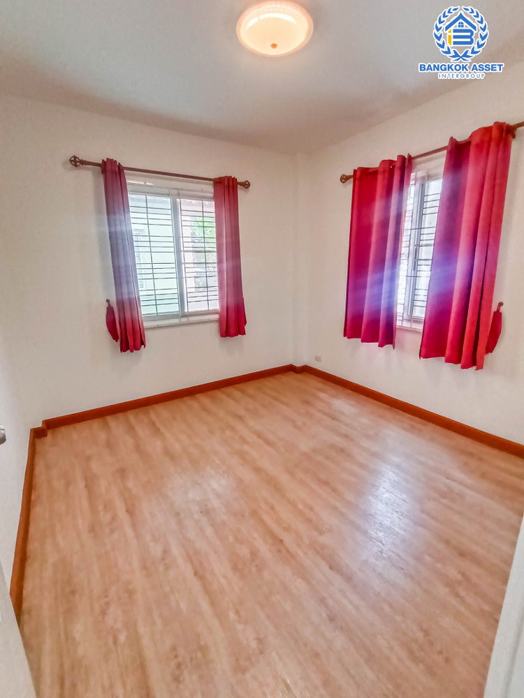 *****บ้านแฝดมือสอง โครงการ ลภาวัน19 ราชพฤกษ์ เนื้อที่ 36.70 ตร.ว. ฟังก์ชันครบ 4 ห้องนอน 2 ห้องน้ำ 1 ที่จอดรถ บ้านสภาพดี ต่อเติมพร้อมเข้าอยู่ บรรยากาศเป็นส่วนตัว ไม่ต่างจากบ้านเดี่ยว บนทำเลเชื่อมต่อถนนราชพฤกษ์ ถนนชัยพฤกษ์ ถนนบางกรวย-ไทรน้อย จองเลย!