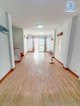 *****บ้านแฝดมือสอง โครงการ ลภาวัน19 ราชพฤกษ์ เนื้อที่ 36.70 ตร.ว. ฟังก์ชันครบ 4 ห้องนอน 2 ห้องน้ำ 1 ที่จอดรถ บ้านสภาพดี ต่อเติมพร้อมเข้าอยู่ บรรยากาศเป็นส่วนตัว ไม่ต่างจากบ้านเดี่ยว บนทำเลเชื่อมต่อถนนราชพฤกษ์ ถนนชัยพฤกษ์ ถนนบางกรวย-ไทรน้อย จองเลย!