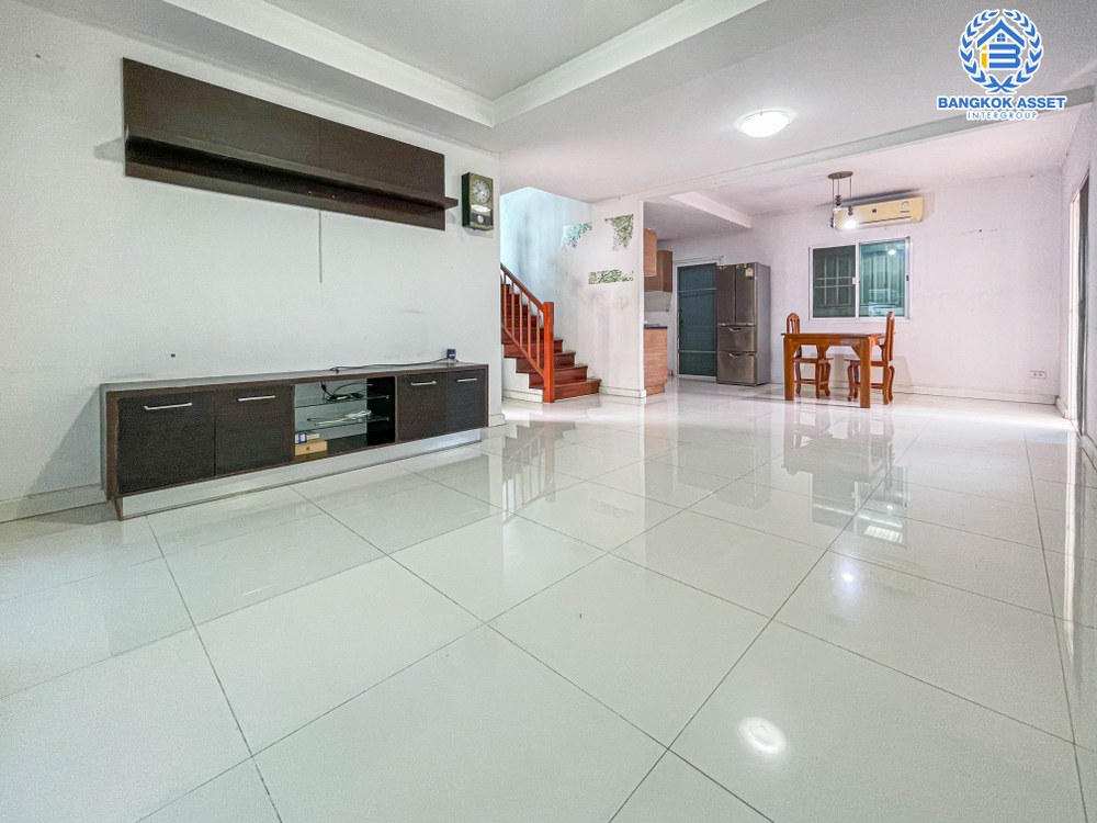 *****บ้านแฝดมือสอง โครงการ พฤกษาวิลเลจ22 บางกรวย-ไทรน้อย หลังมุม เนื้อที่กว้าง 40.70 ตร.ว. ฟังก์ชัน 3 ห้องนอน 2 ห้องน้ำ 1 ที่จอดรถ รอบบ้านกว้างให้ความรู้สึกเหมือนบ้านเดี่ยว บนทำเลเดินทางสะดวก เชื่อมต่อถนนนครอินทร์ ใกล้รถไฟฟ้าสายสีแดง "สถานีบางบำหรุ" และจุดขึ้นทางด่วน "พระราม7"